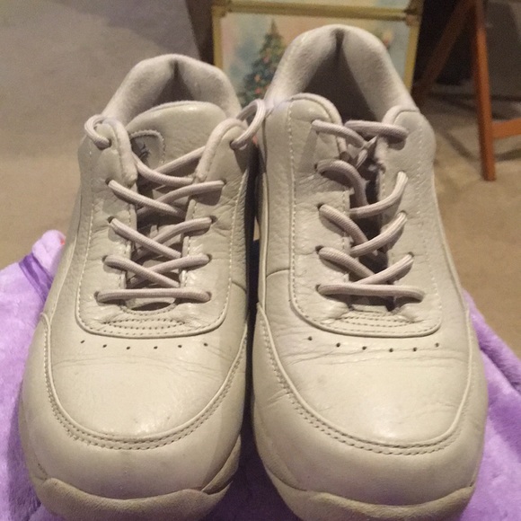 Woman’s walking shoe/oxford - Picture 1 of 5